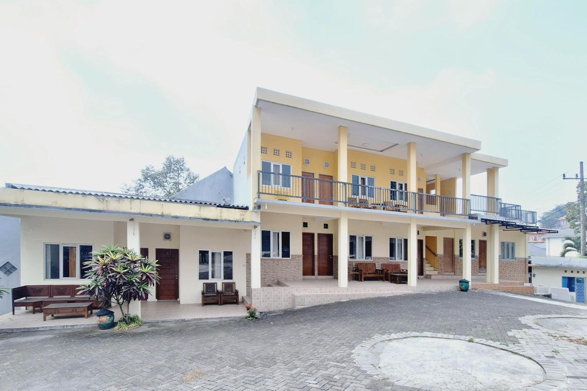 Villa Bukit Bunga Syariah Redpartner Pacet Mojokerto Εξωτερικό φωτογραφία